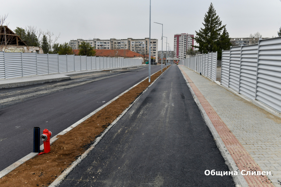 
До края на месец април новата улица между булевардите „Бургаско шосе“ и „Хаджи Димитър“ в Сливен ще бъде отворена за движение. Това заяви кметът Стефан...